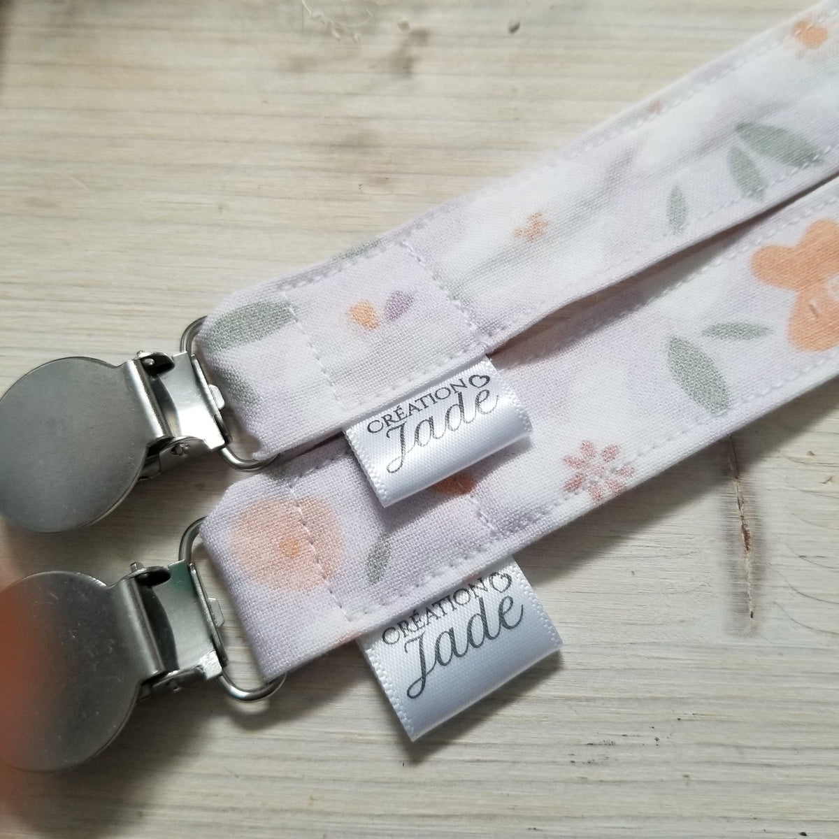 Nouveauté - Attache-suce Tissu - clip Inox - Délicates fleurs lilas