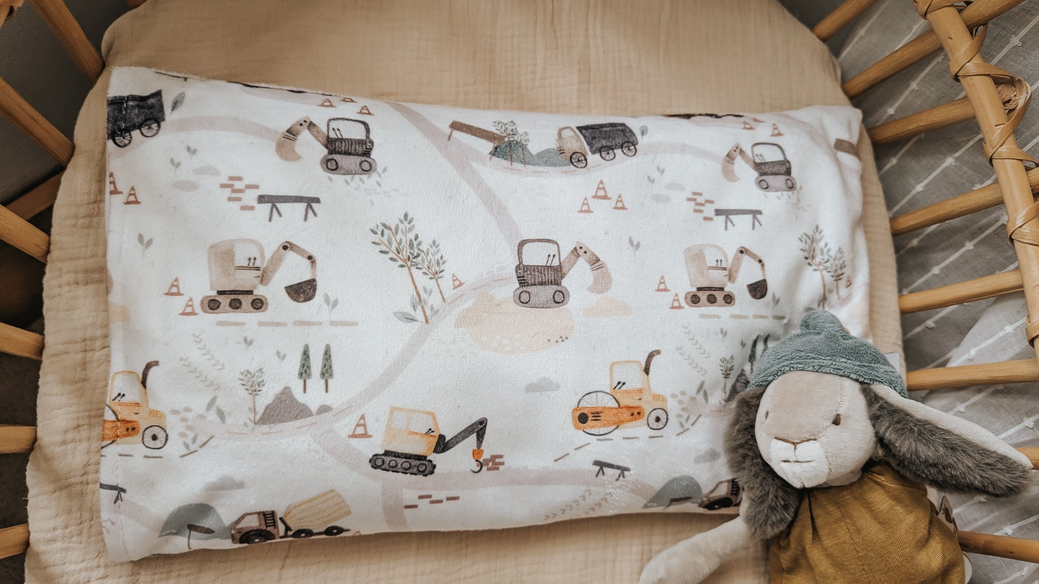 Children's pillowcase - Trucks - Veille sur toi