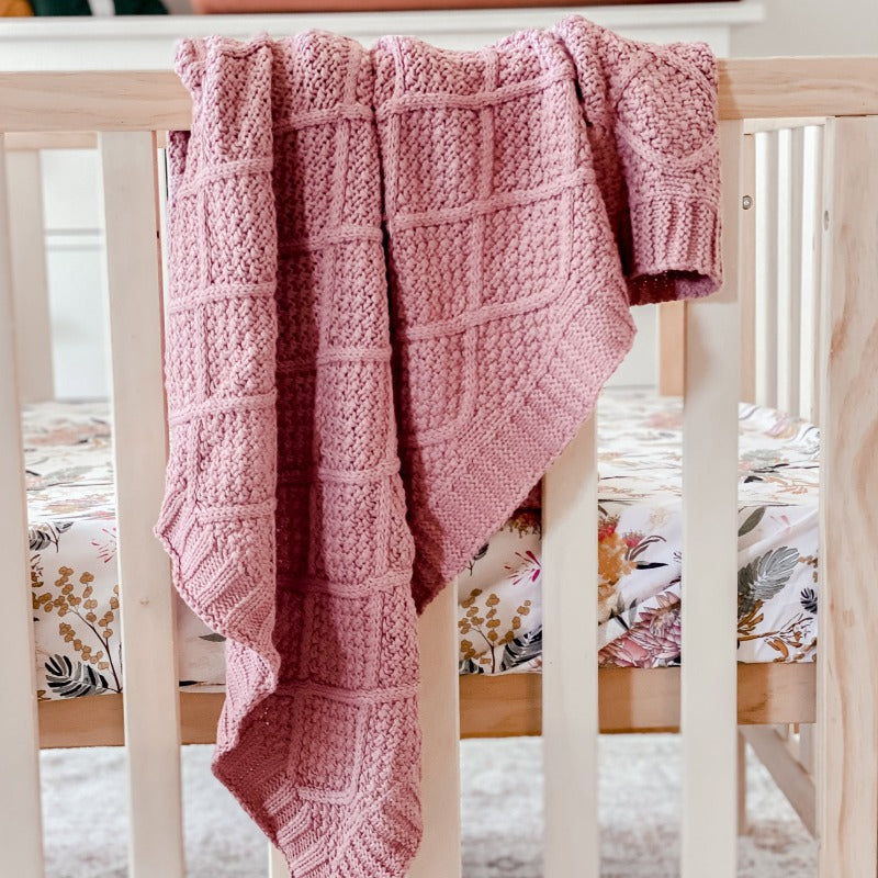 Rose Knitted Blanket / Couverture tricotée en rose