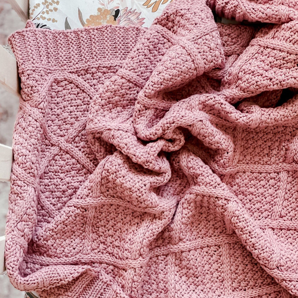 Rose Knitted Blanket / Couverture tricotée en rose