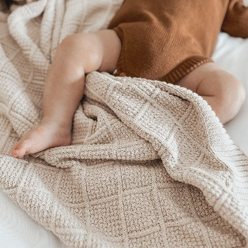 Taupe Knitted Blanket / Couverture en tricot