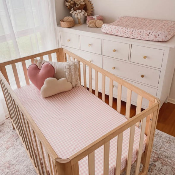 Peachy Pink Gingham Fitted Crib Sheet / Drap-housse pour berceau
